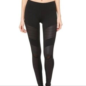Alo Yoga moto black legging size small B365